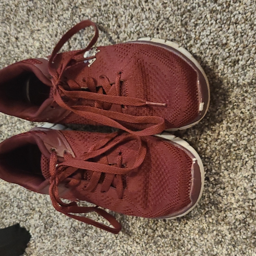 Tennis shoes